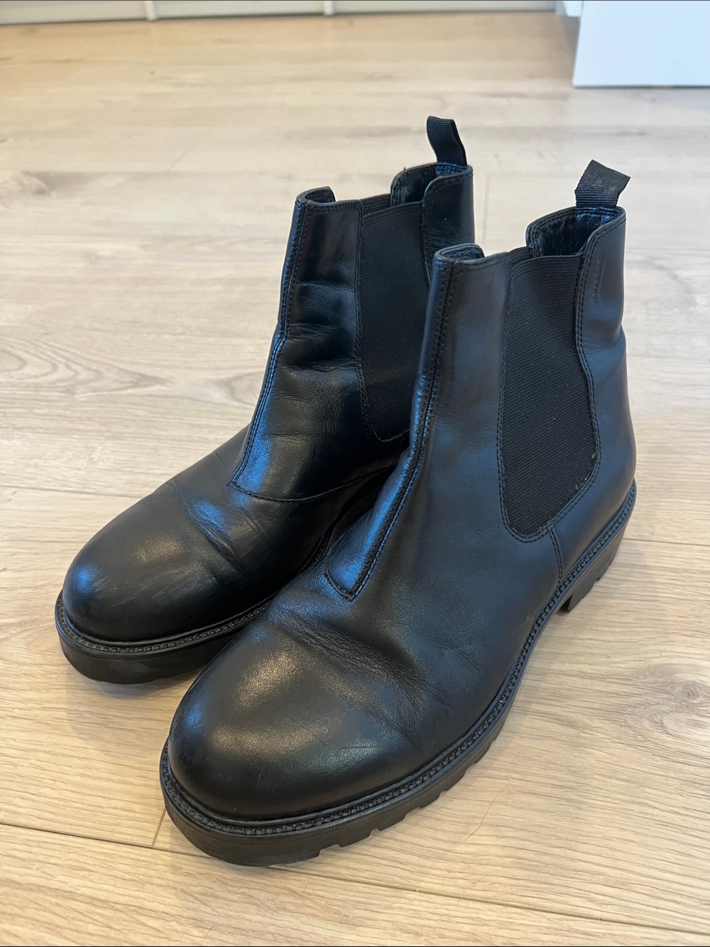 Vagabond Black Leather Chelsea Booties